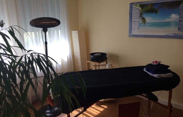 hot-stone-massage-fellbach-massageliege