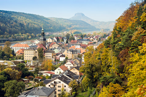 Bad Schandau mit Elbsandsteingebirge im Hintergrund