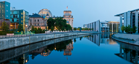 Berlin Spree mit Reichstag im Hintergrund