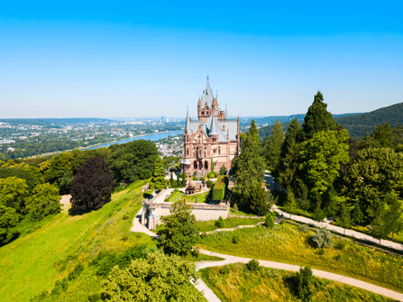 Drachenburg auf dem Drachenfels in Königswinter