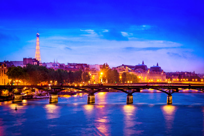 Eiffelturm und Seine in Paris bei Nacht