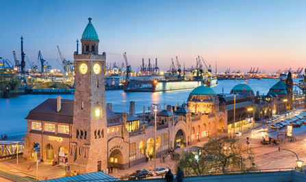 Hafen Hamburg bei Dämmerung