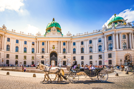 Hofburg in Wien bei blauem Himmel