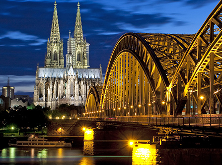 Kölner Dom und Rhein bei Nacht