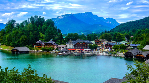 Schönau am Königssee mit Bergen im Hintergrund
