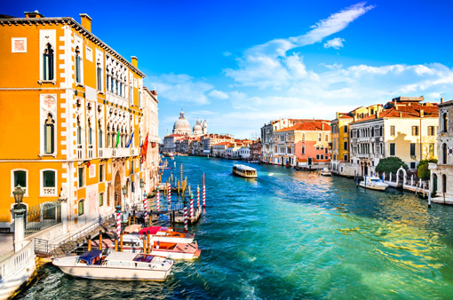 Canal Grande in Venedig mit bunten Häusern auf beiden Seiten