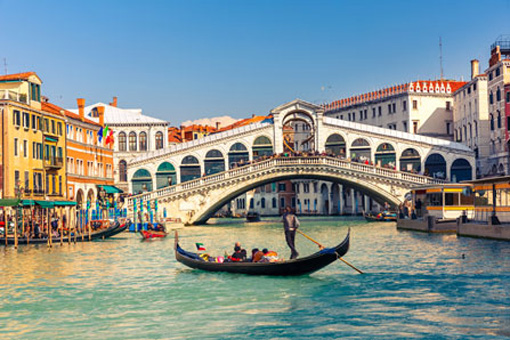 Canal Grande in Venedig mit einer Gondel und der Rialtobrücke