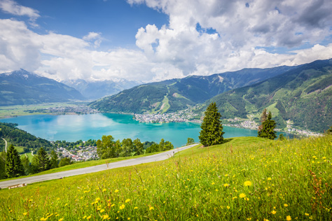 Malerische Landschaft mit Bergen in Zell am See im Sommer