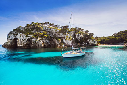 Segelboot in einer Bucht von Mallorca