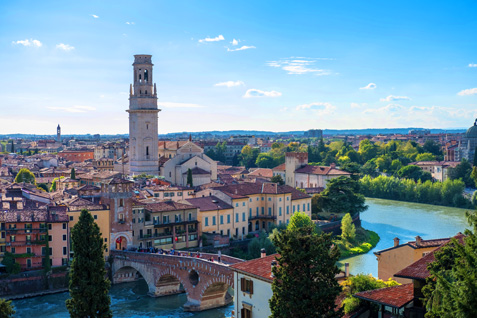 Altstadt Verona mit Brücke über den Etsch